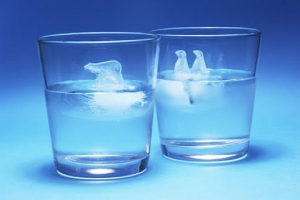 Лед в соленой воде. Эрасто Мпемба. Эффект Мпембы. Стакан холодной воды. Лед в стакане.